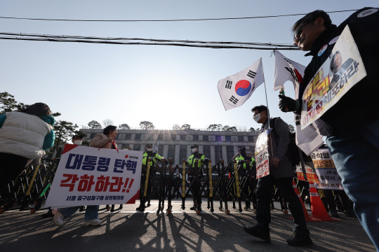 지난 3월11일 서울 종로구 헌법재판소 앞에서 윤석열 대통령 지지자들이 탄핵 각하, 기각을 요구하는 시위를 벌이고 있다.<연합뉴스 사진>